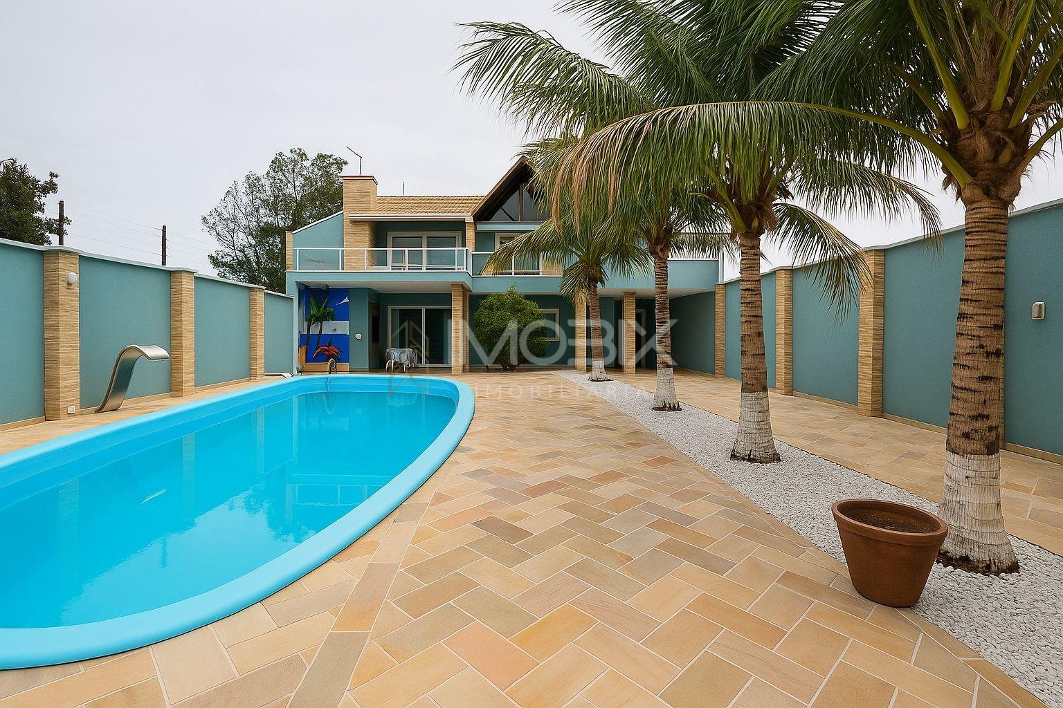 Ampla Residência com 4 Dormitórios e Piscina em Coroados - Gua...