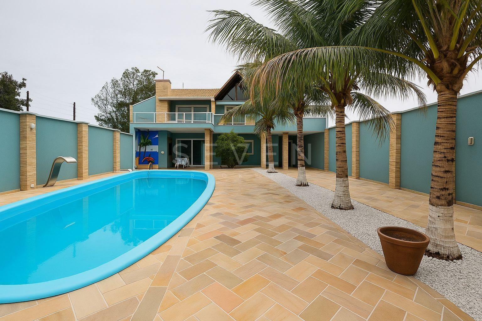 Ampla Residência com 4 Dormitórios e Piscina em Coroados - Gua...