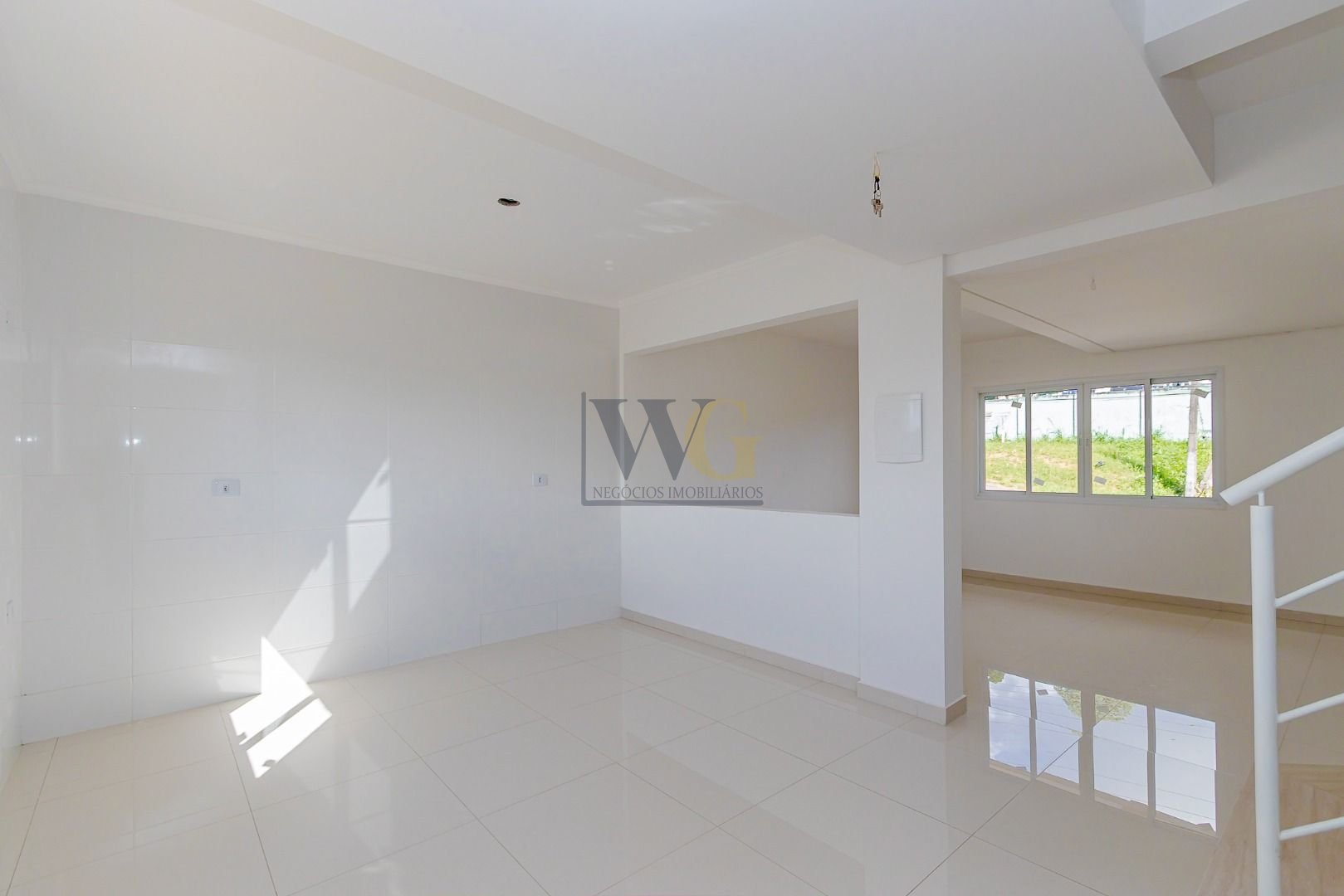 Amplo Sobrado a Poucos Metros do Pq. Tingui - Veja Fotos