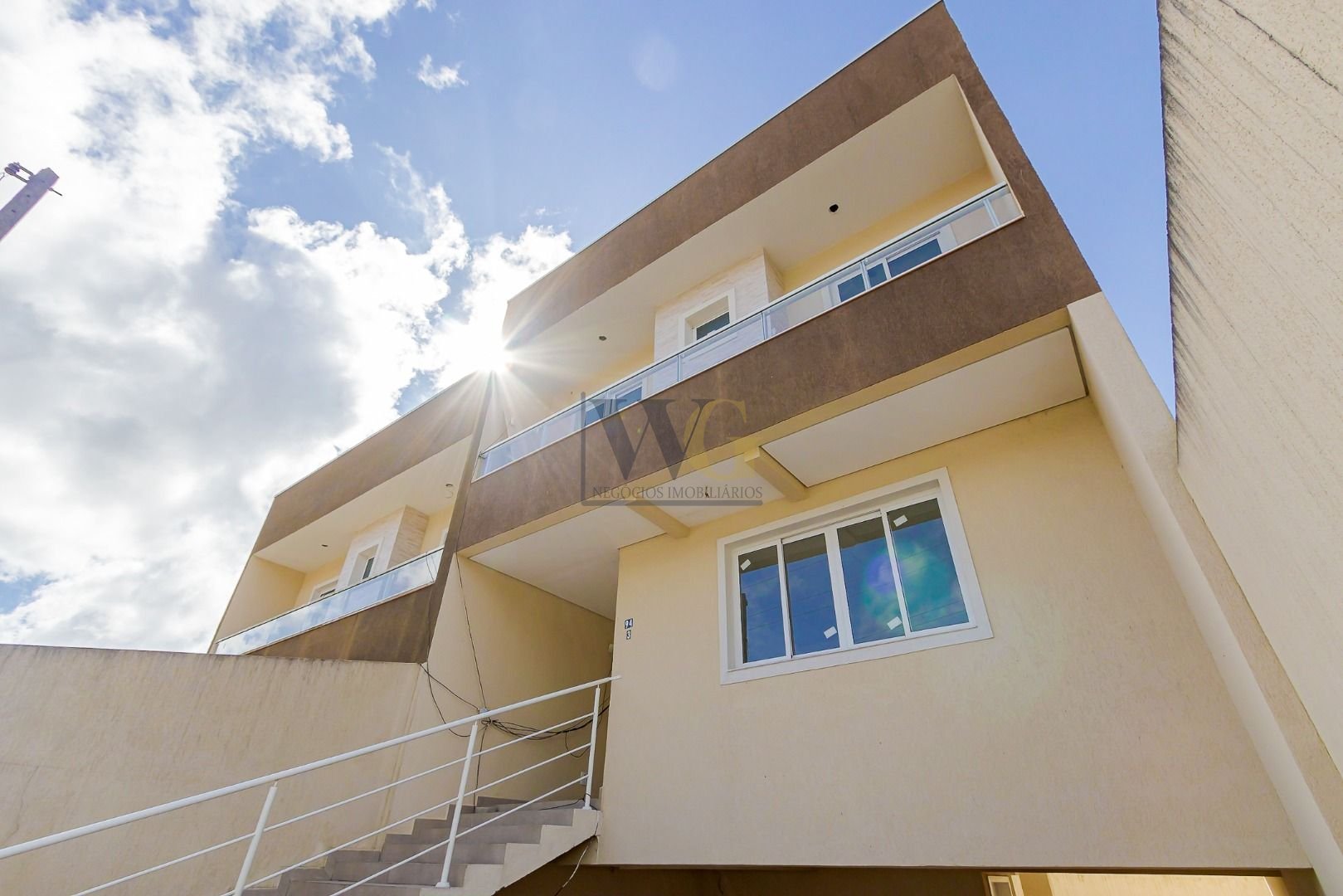 Amplo Sobrado a Poucos Metros do Pq. Tingui - Veja Fotos