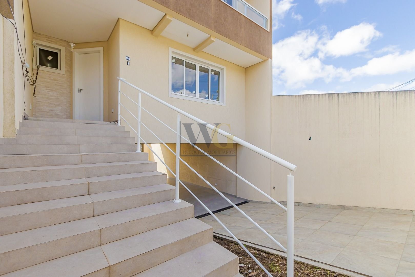 Amplo Sobrado a Poucos Metros do Pq. Tingui - Veja Fotos