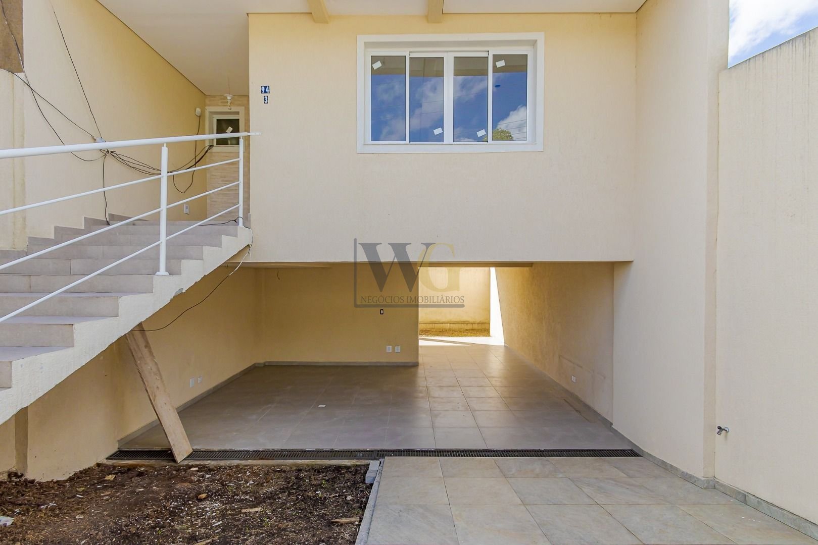 Amplo Sobrado a Poucos Metros do Pq. Tingui - Veja Fotos