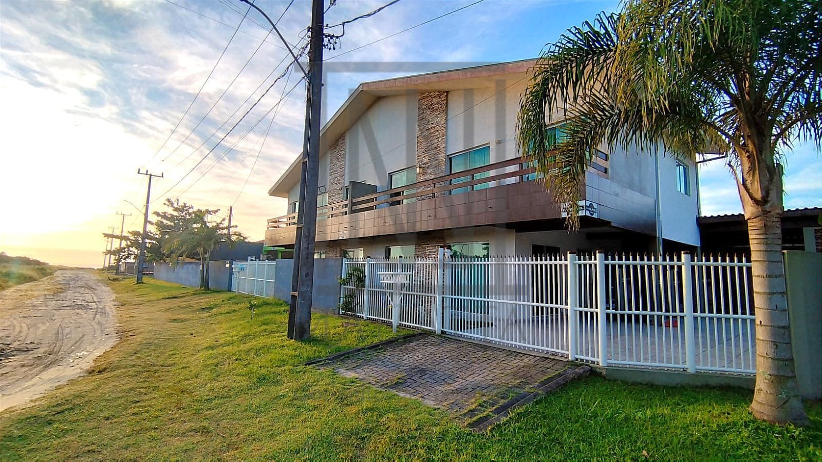 Casa 04 Dormitórios 150m do mar - Estuda Permuta Curitiba - Ve...