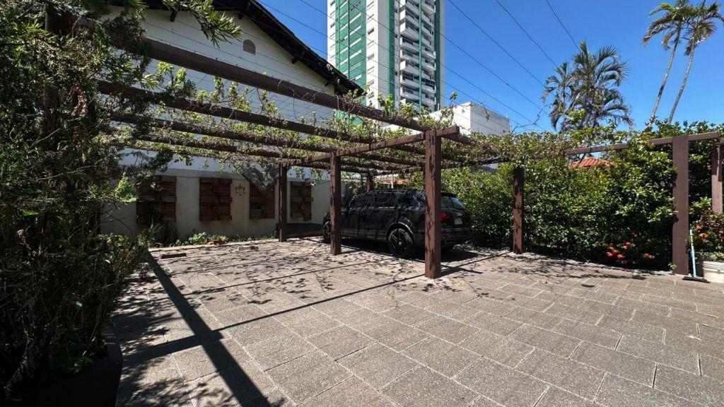 Casa comercial com 05 suítes e área de 450m  na Região do Centro
