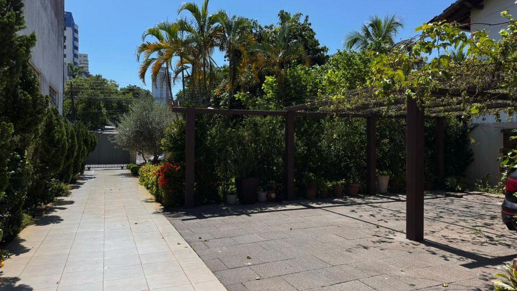 Casa comercial com 05 suítes e área de 450m  na Região do Centro