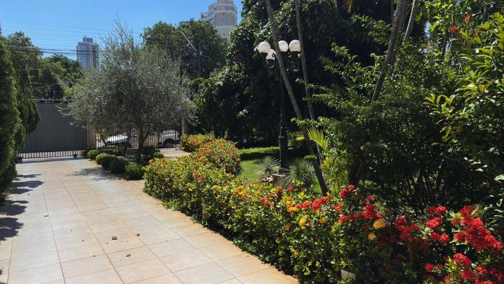 Casa comercial com 05 suítes e área de 450m  na Região do Centro