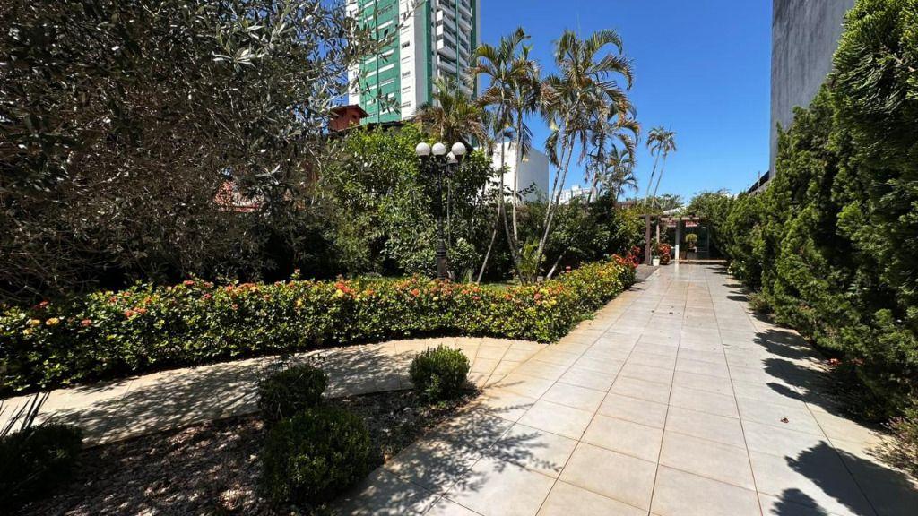 Casa comercial com 05 suítes e área de 450m  na Região do Centro