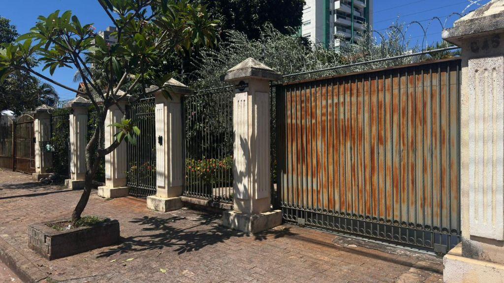 Casa comercial com 05 suítes e área de 450m  na Região do Centro