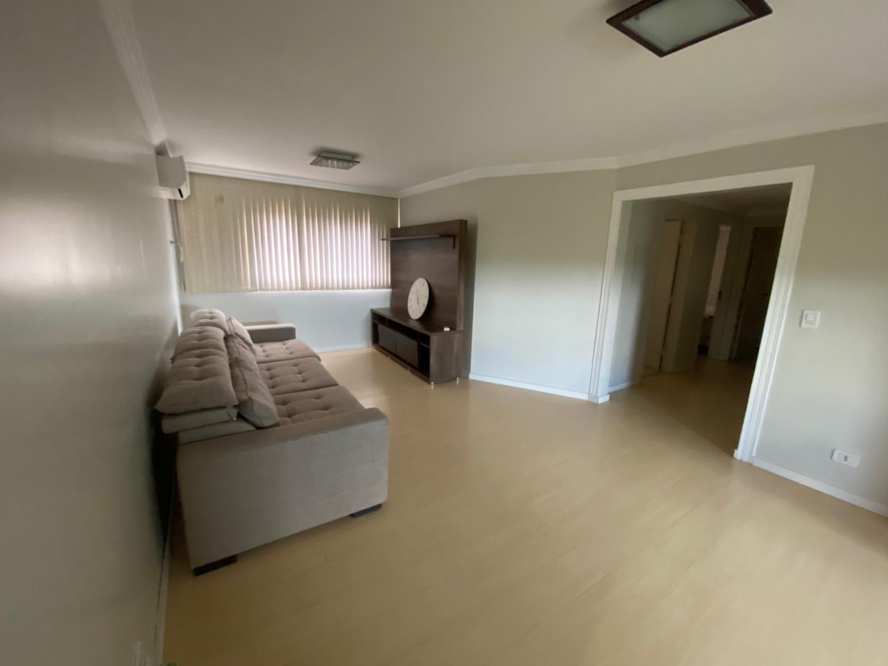 Apartamento com 03 dormitórios, sendo 01 suíte mobiliado na Região do Centro