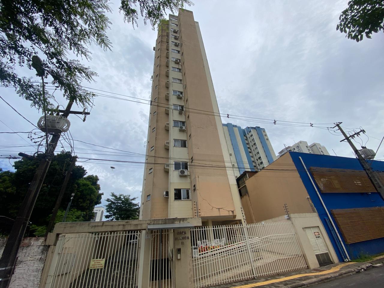 Apartamento com 03 dormitórios, sendo 01 suíte mobiliado na Região do Centro