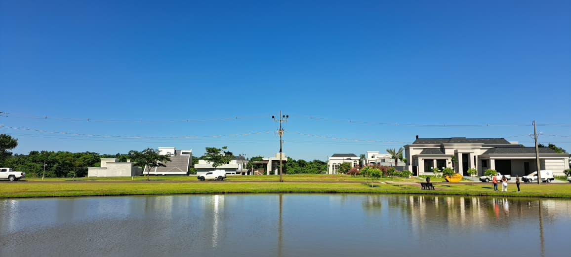 Terreno de esquina, com área de 500m2 no Condomínio Royal Boulevard, Fase I
