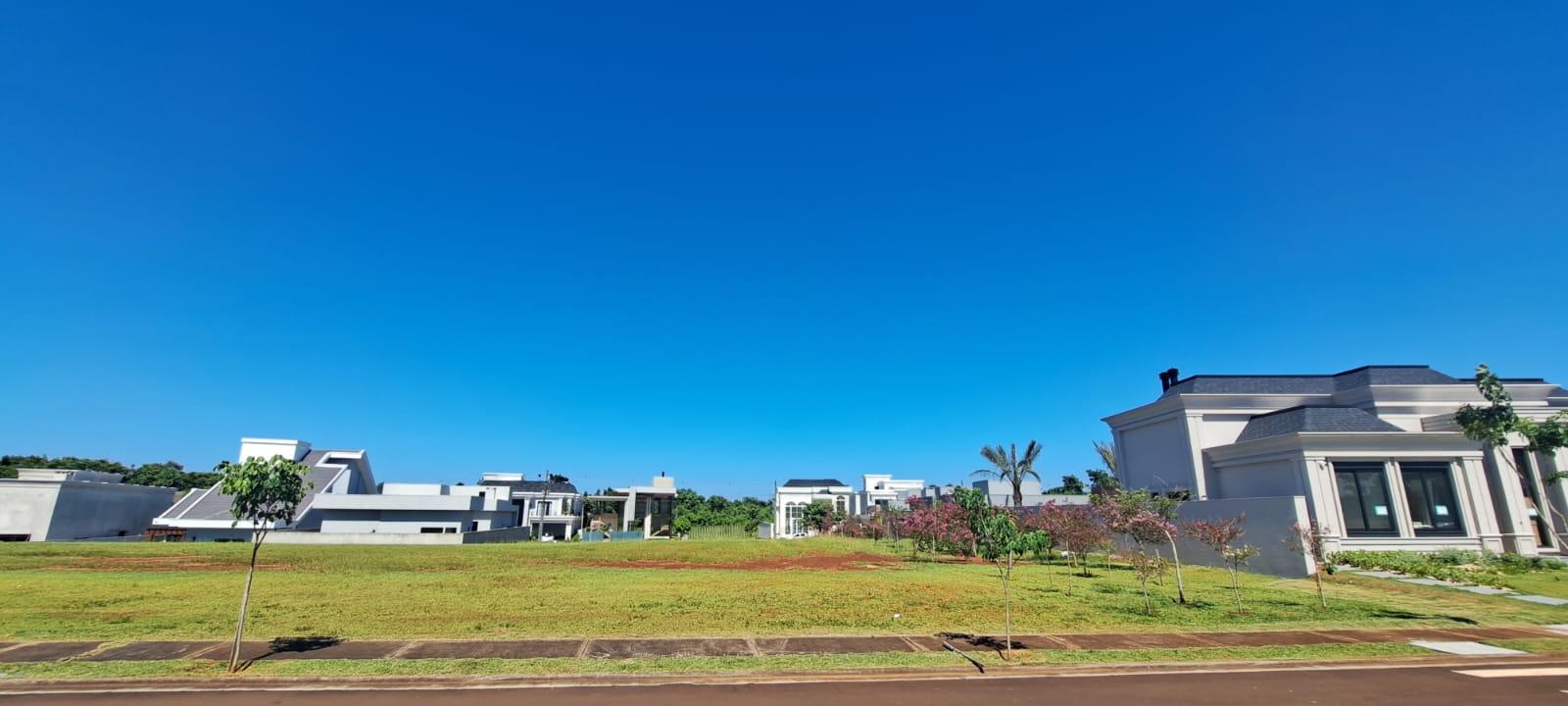 Terreno de esquina, com área de 500m2 no Condomínio Royal Boulevard, Fase I