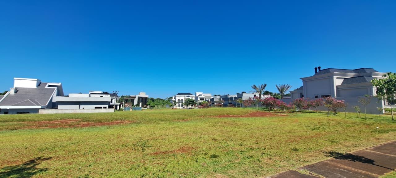 Terreno subesquina, com área de 500m2 no Condomínio Royal Boulevard, Fase I