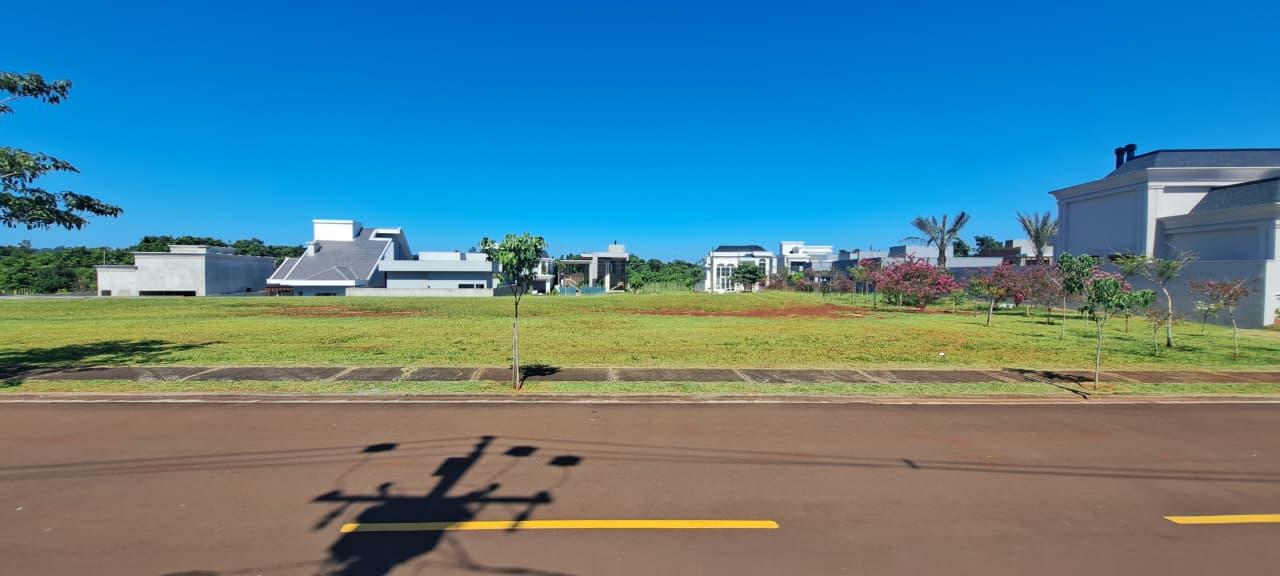Terreno subesquina, com área de 500m2 no Condomínio Royal Boulevard, Fase I