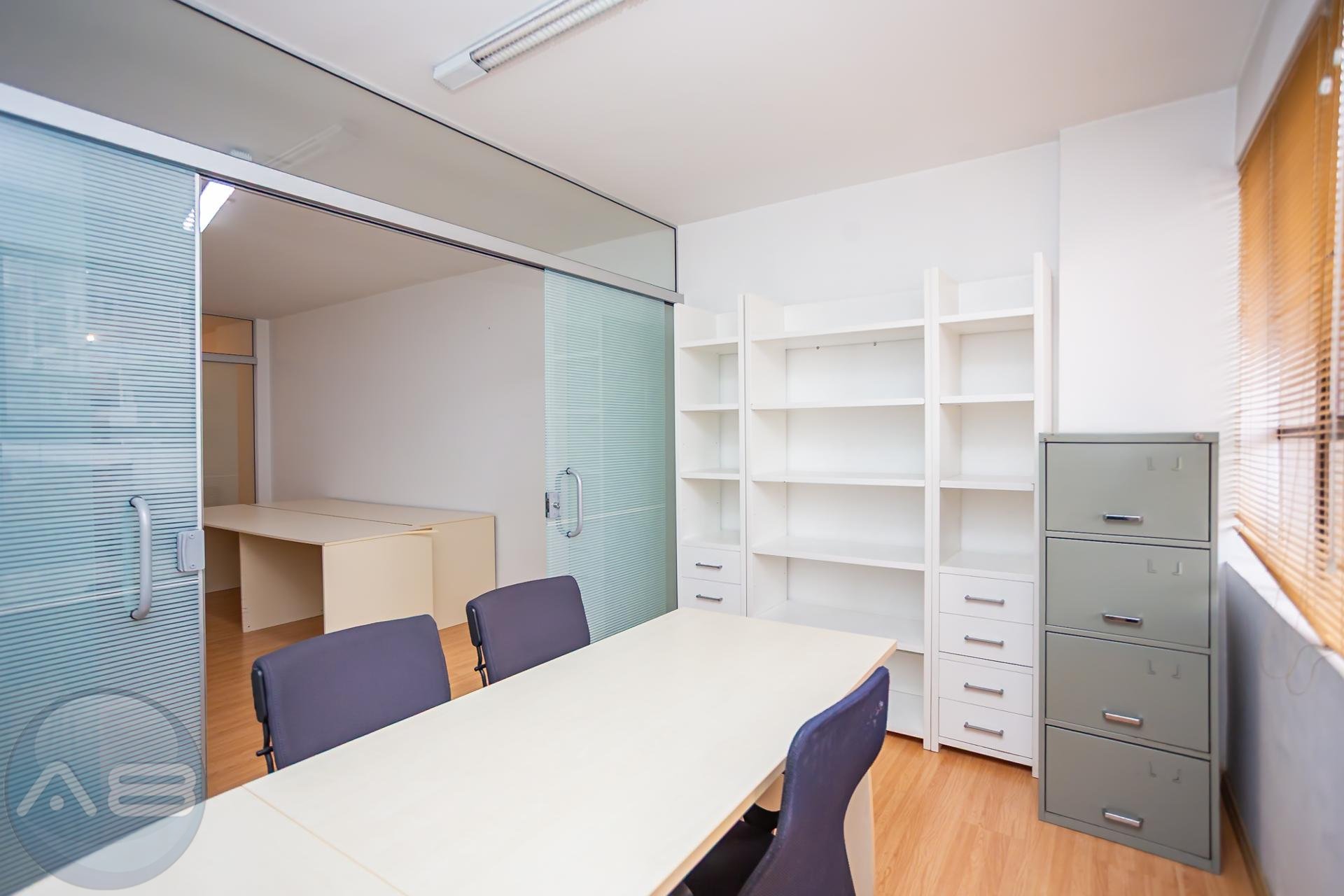 Sala comercial mobiliada no Centro de Curitiba com copa, banhe...