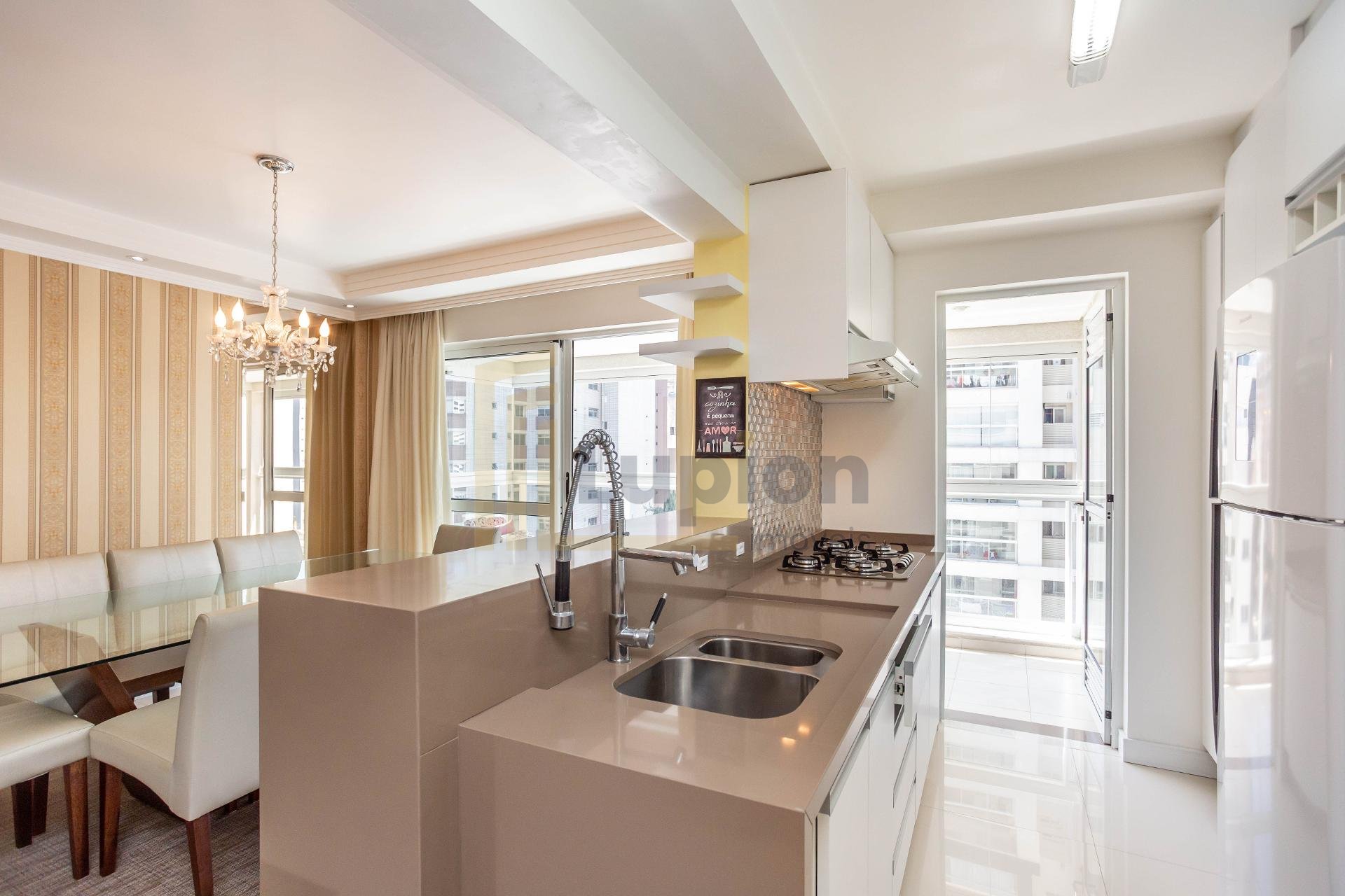 Apartamento de 119m  à Venda no Água Verde com Suíte, Sacada G...