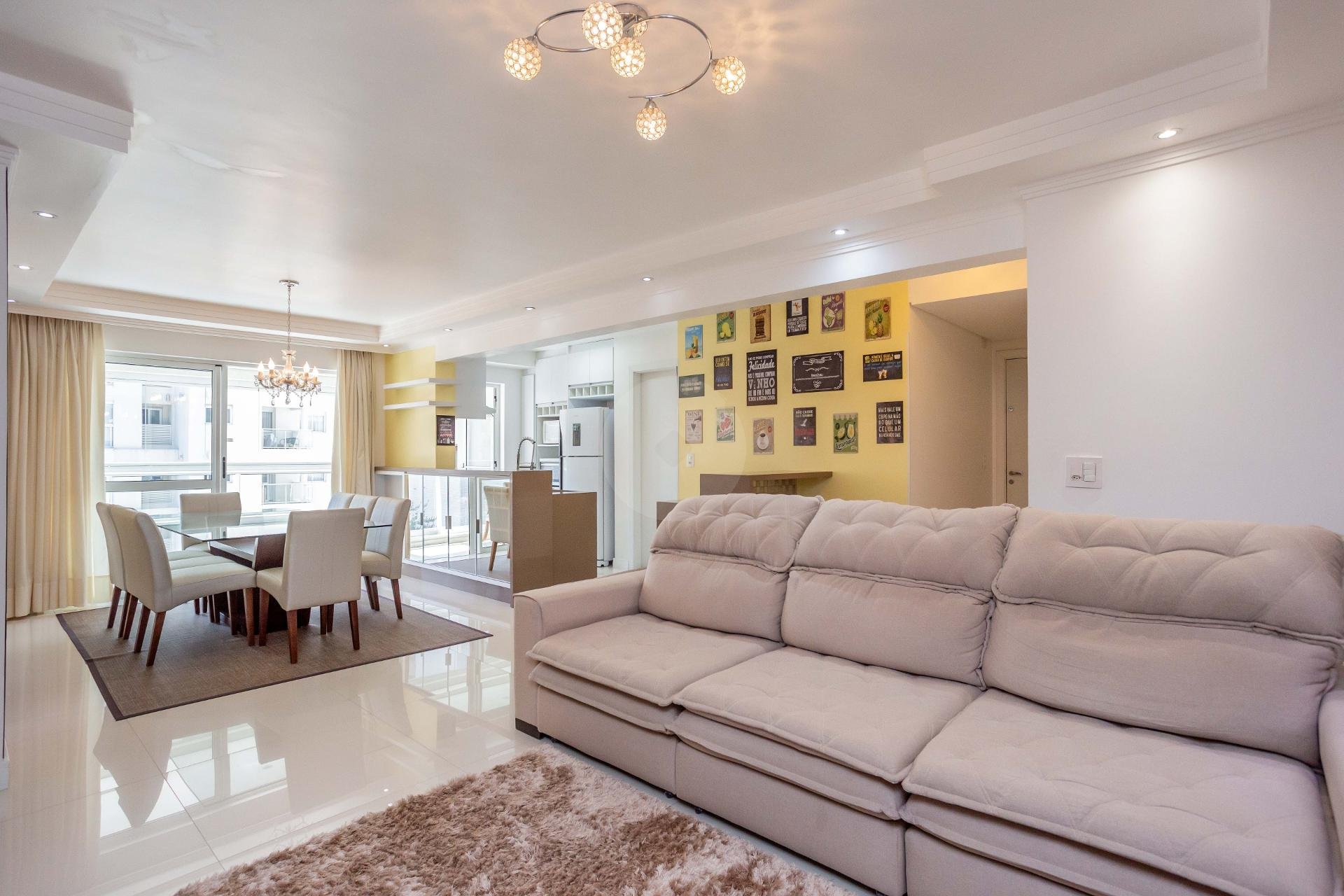 Apartamento de 119m  à Venda no Água Verde com Suíte, Sacada Gourmet e 2 Vagas