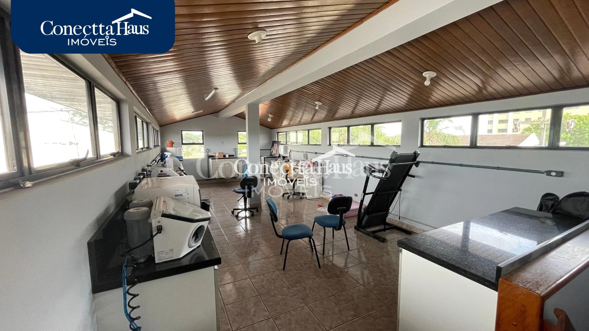 Casa, com 3 dormitórios sendo uma suíte, no bairro  Hauer R  1...