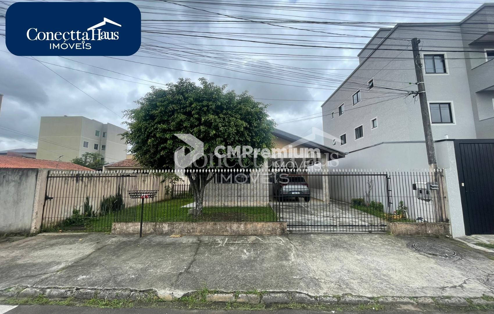 Casa   edícula em terreno amplo  Excelente para morar e inves...