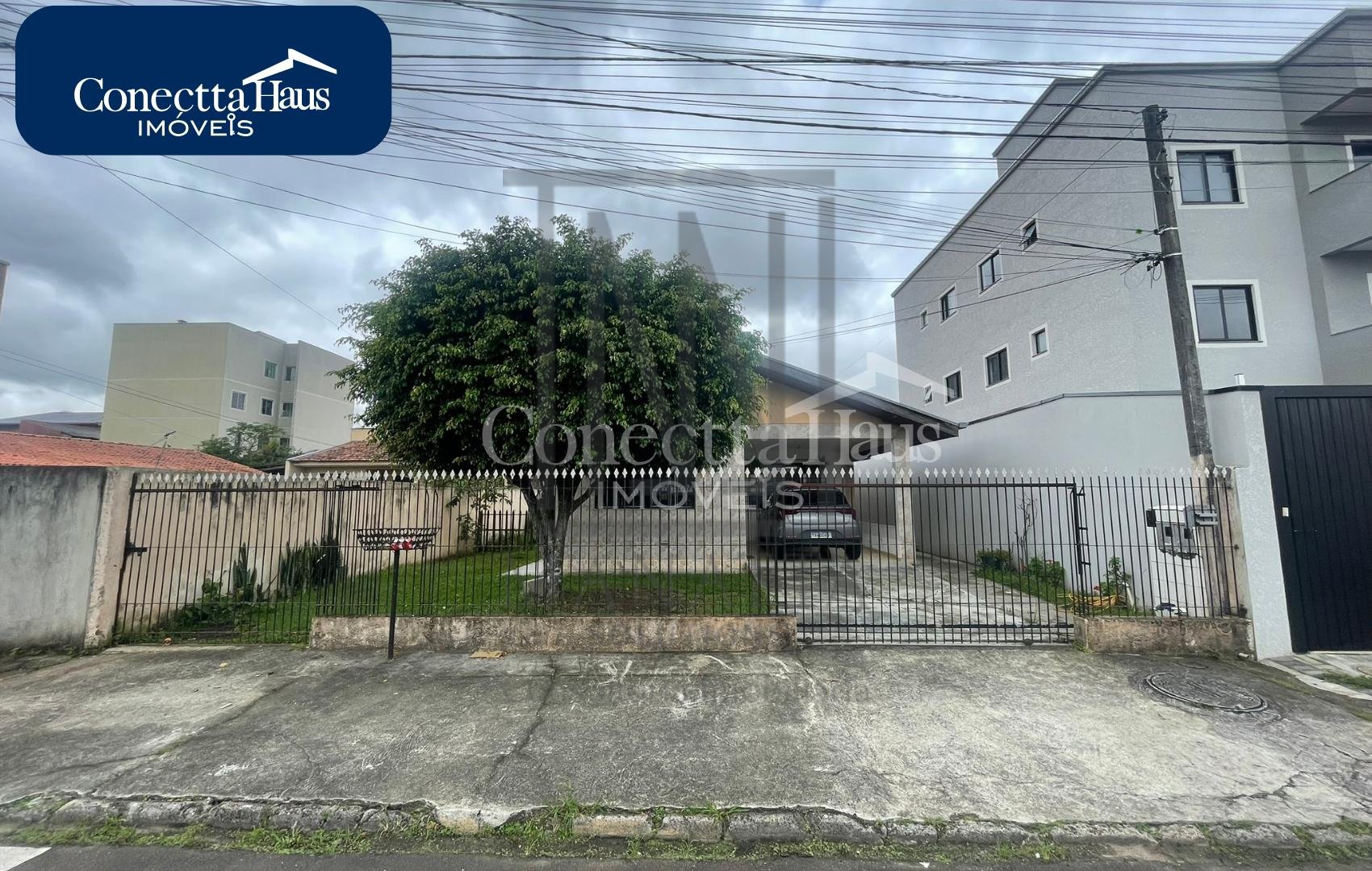 Casa   edícula em terreno amplo  Excelente para morar e inves...