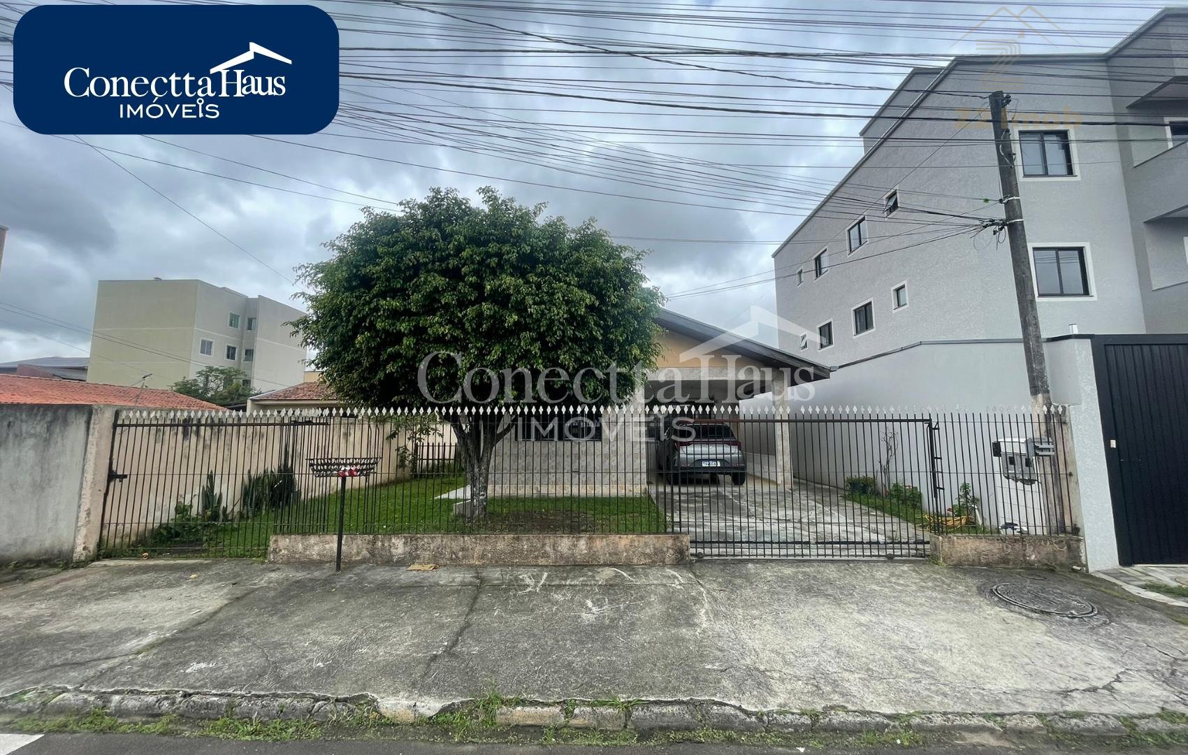 Casa   edícula em terreno amplo  Excelente para morar e inves...
