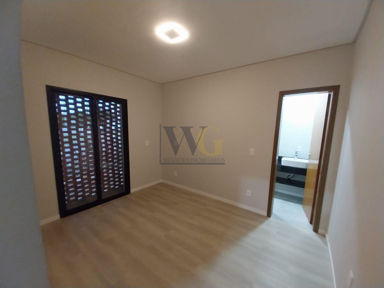 Residência no Alphaville á venda- 3 suítes, 4 banheiros