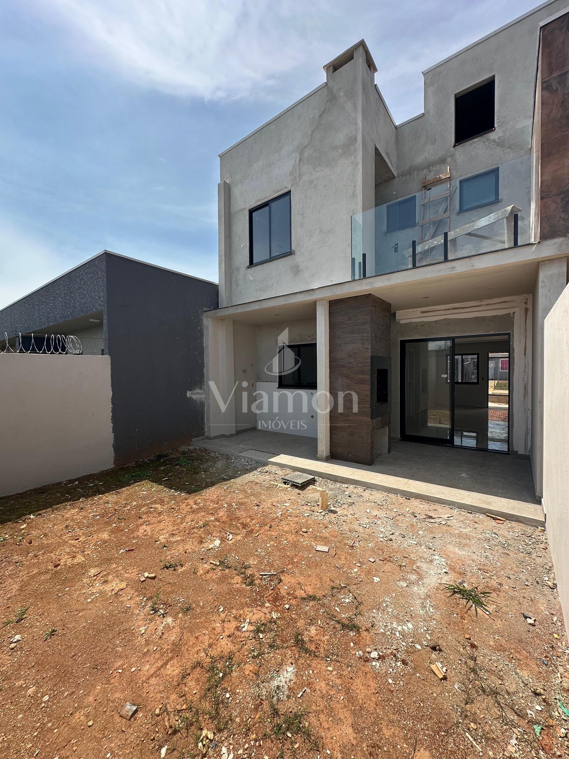 Sobrado de alvenaria com 2 quartos sendo 1 suíte em uma ótima ...