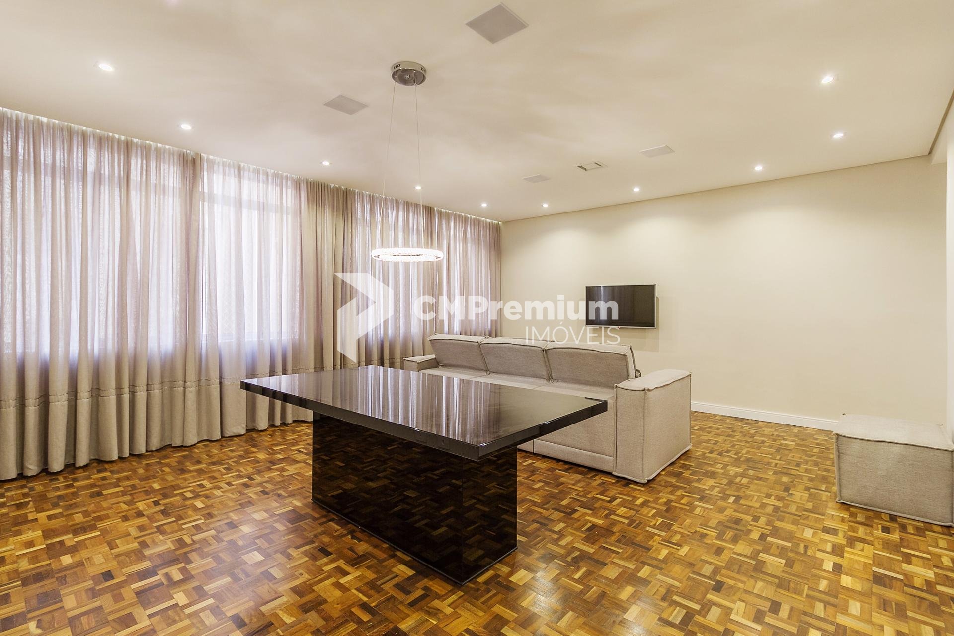 Apartamento à venda no Edifício Santa Terezinha  Batel  Apart...