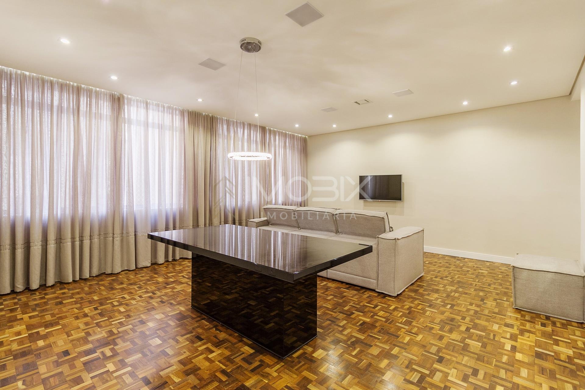 Apartamento à venda no Edifício Santa Terezinha  Batel  Apart...
