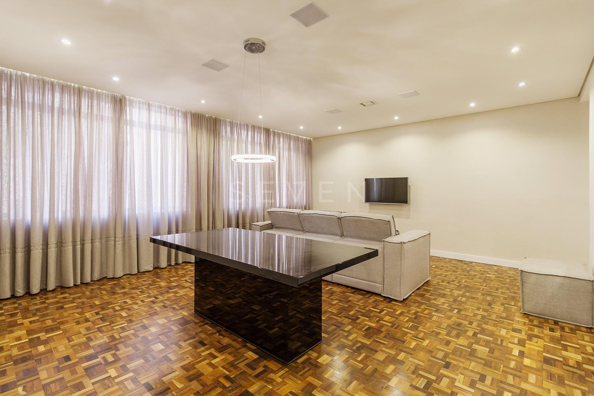 Apartamento à venda no Edifício Santa Terezinha  Batel  Apart...