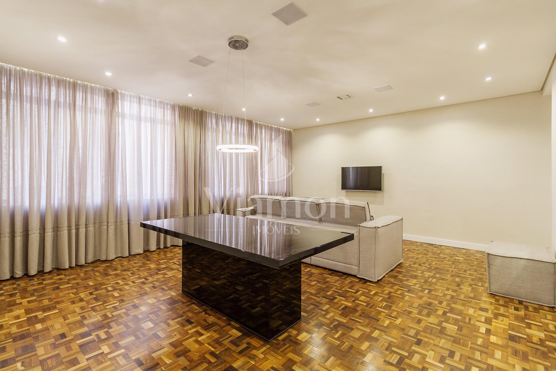 Apartamento à venda no Edifício Santa Terezinha  Batel  Apart...