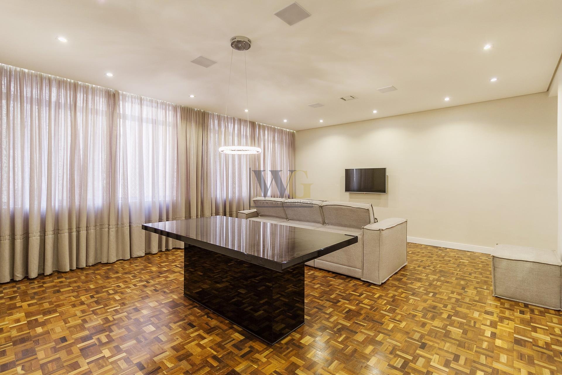 Apartamento à venda no Edifício Santa Terezinha  Batel  Apart...