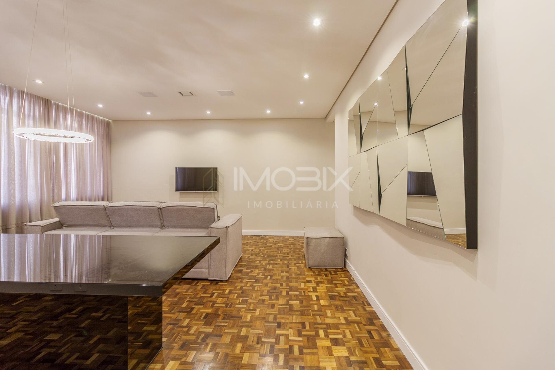 Apartamento à venda no Edifício Santa Terezinha  Batel  Apart...