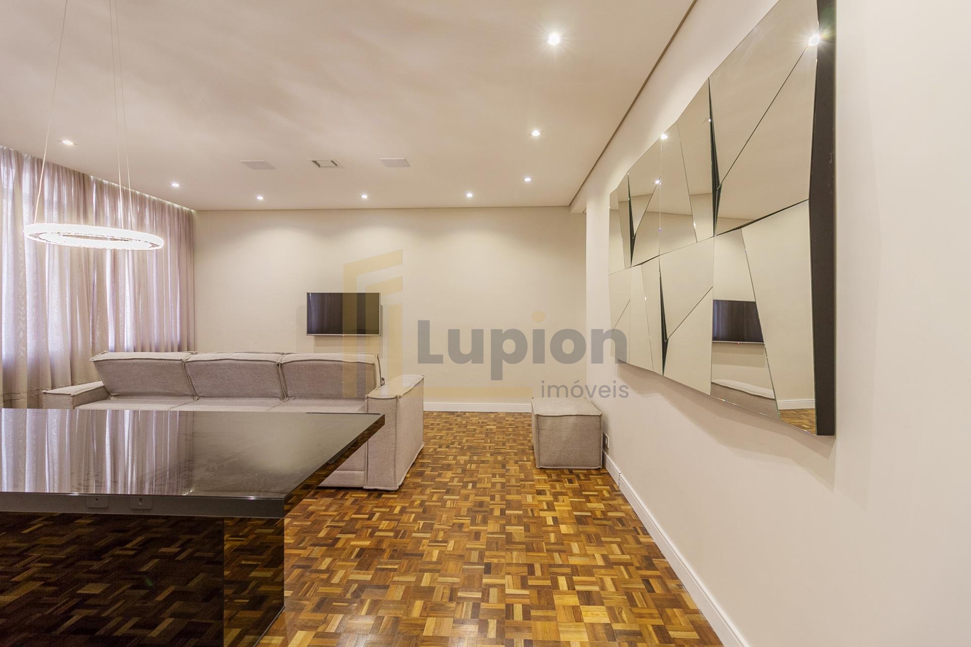 Apartamento à venda no Edifício Santa Terezinha  Batel  Apart...