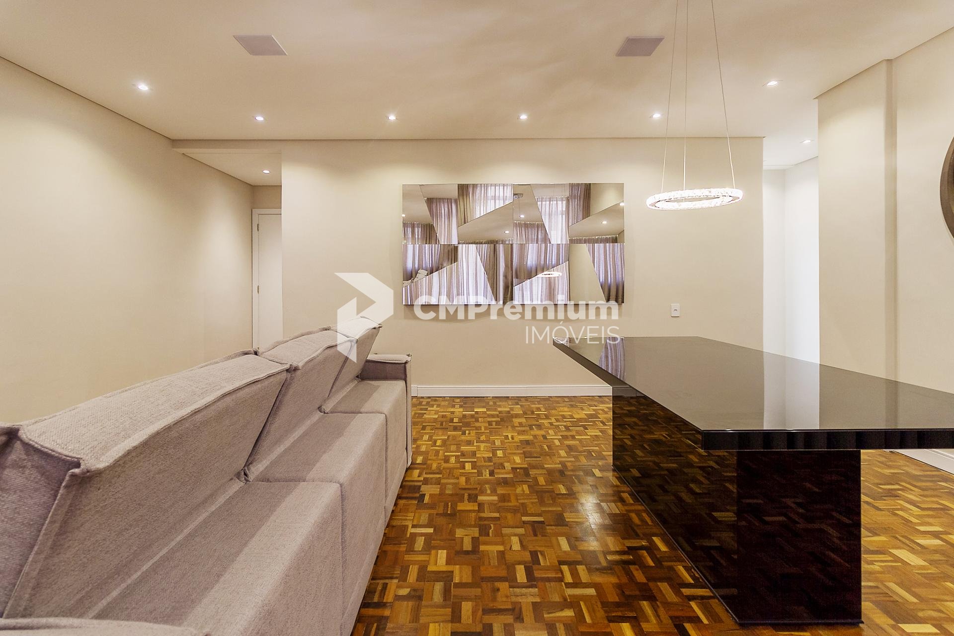 Apartamento à venda no Edifício Santa Terezinha  Batel  Apart...