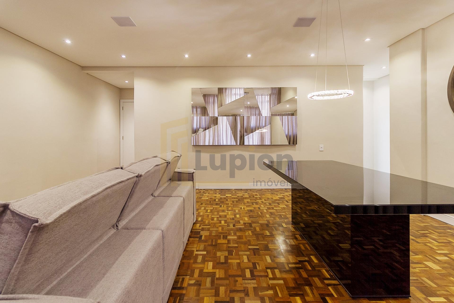 Apartamento à venda no Edifício Santa Terezinha  Batel  Apart...