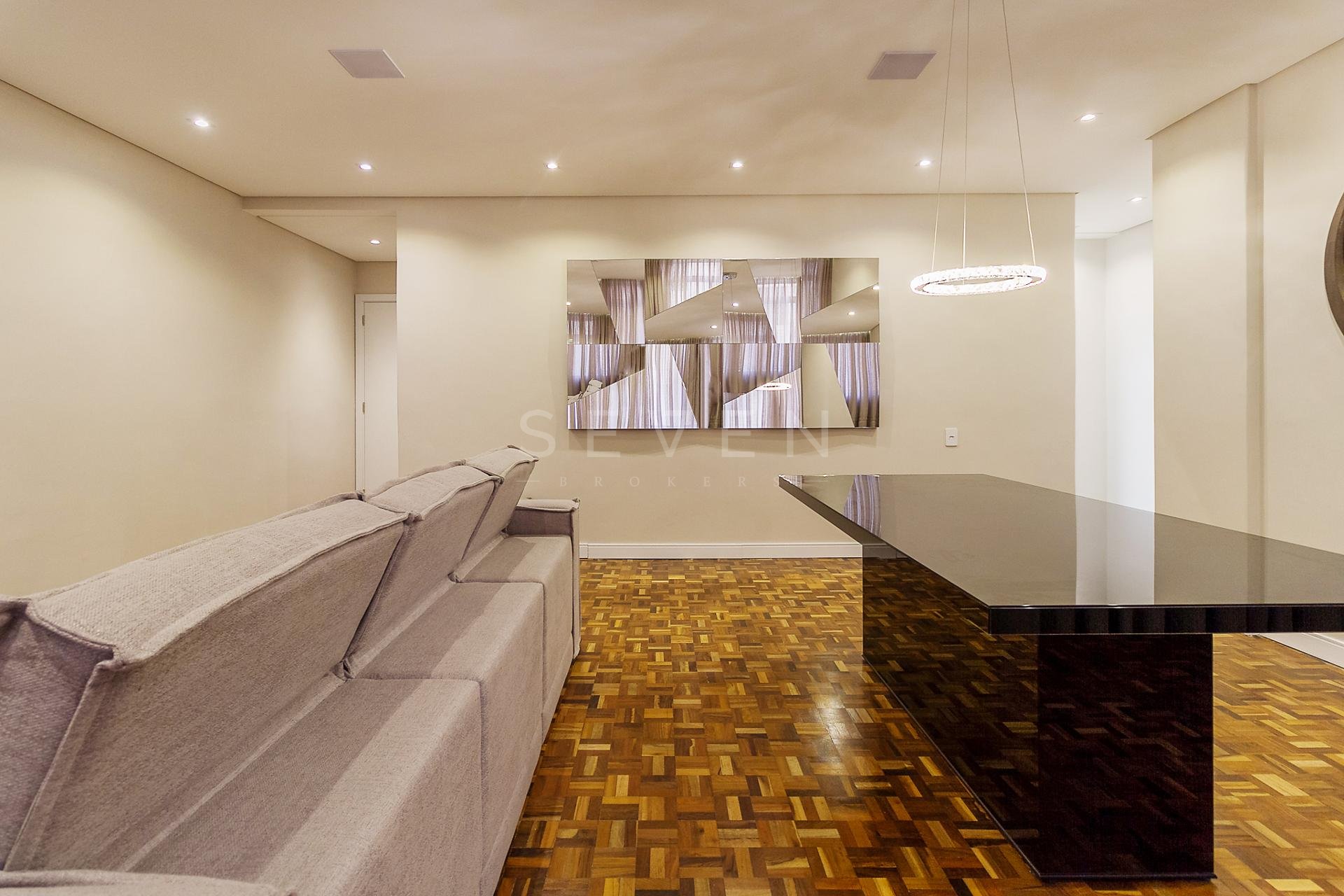 Apartamento à venda no Edifício Santa Terezinha  Batel  Apart...