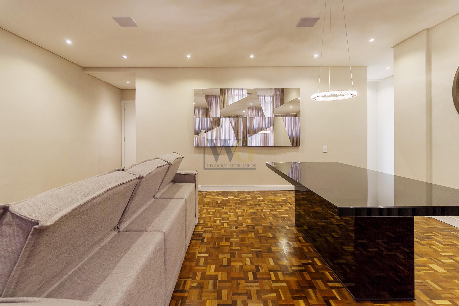 Apartamento à venda no Edifício Santa Terezinha  Batel  Apart...