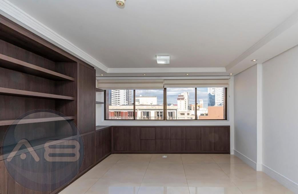 Sala comercial ? venda no cora??o do Centro de Curitiba com 43m 