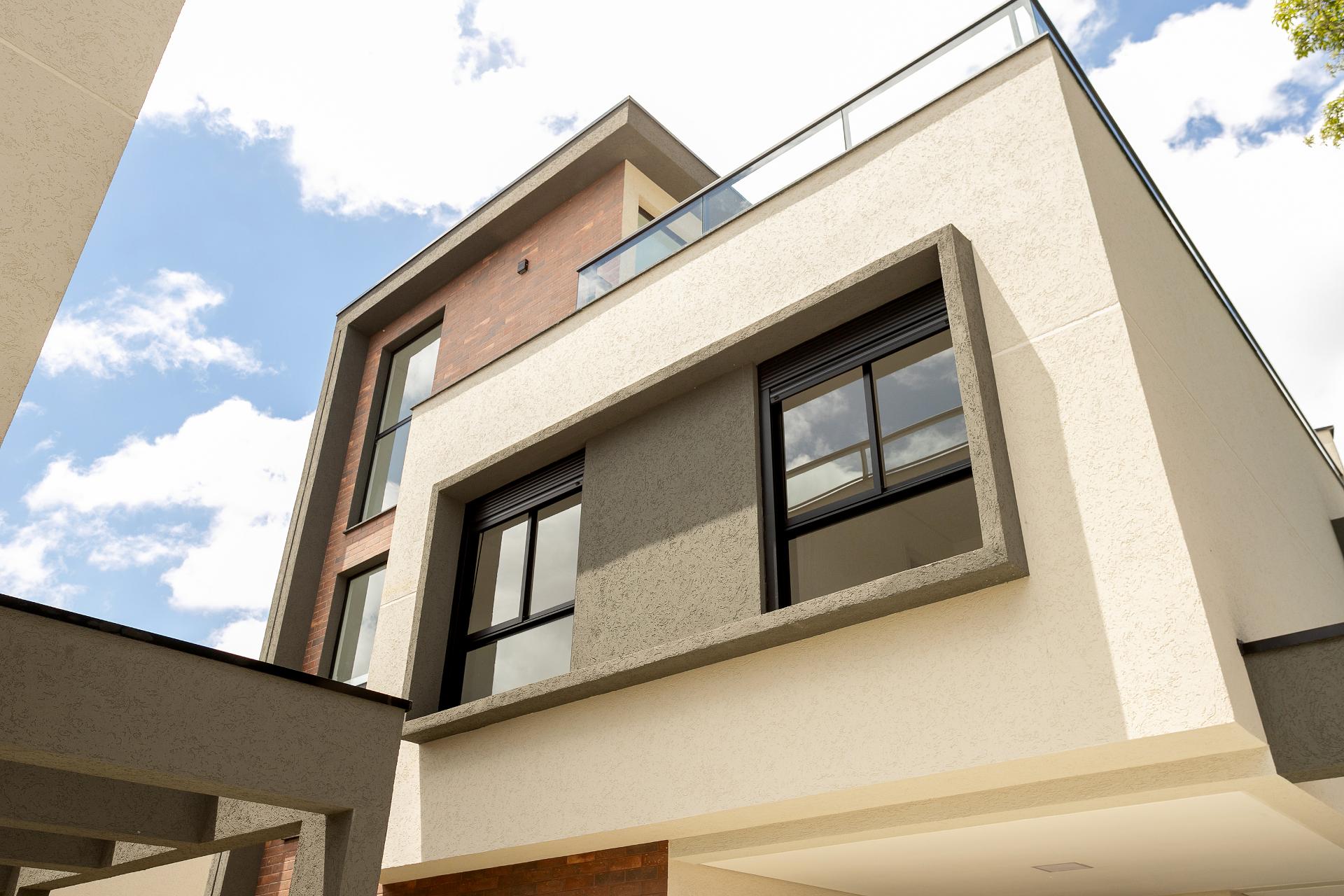 Sobrado Triplex Alto Padrão com Ático e Terraço no Abranches |...