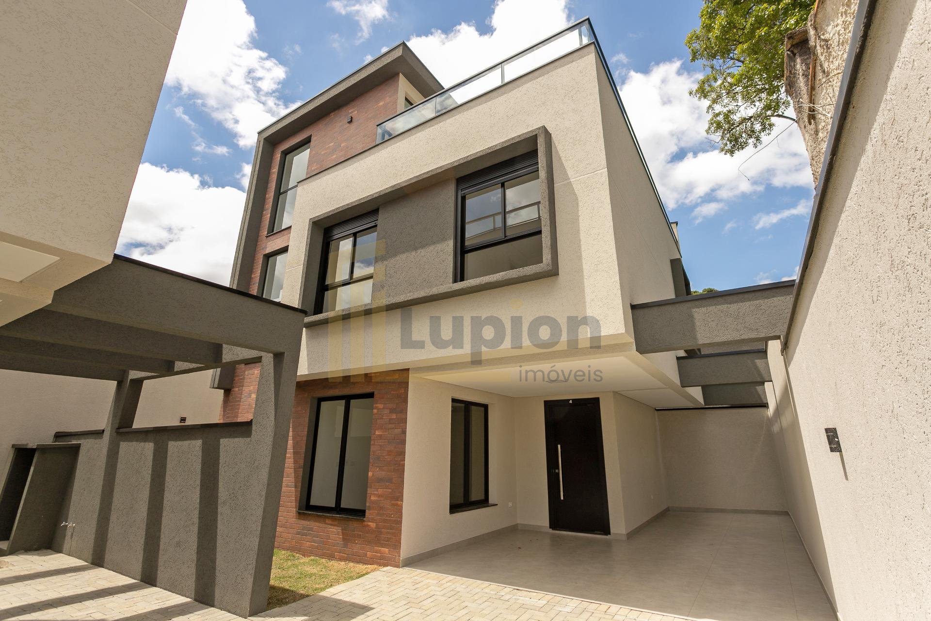 Sobrado Triplex Alto Padrão com Ático e Terraço no Abranches |...