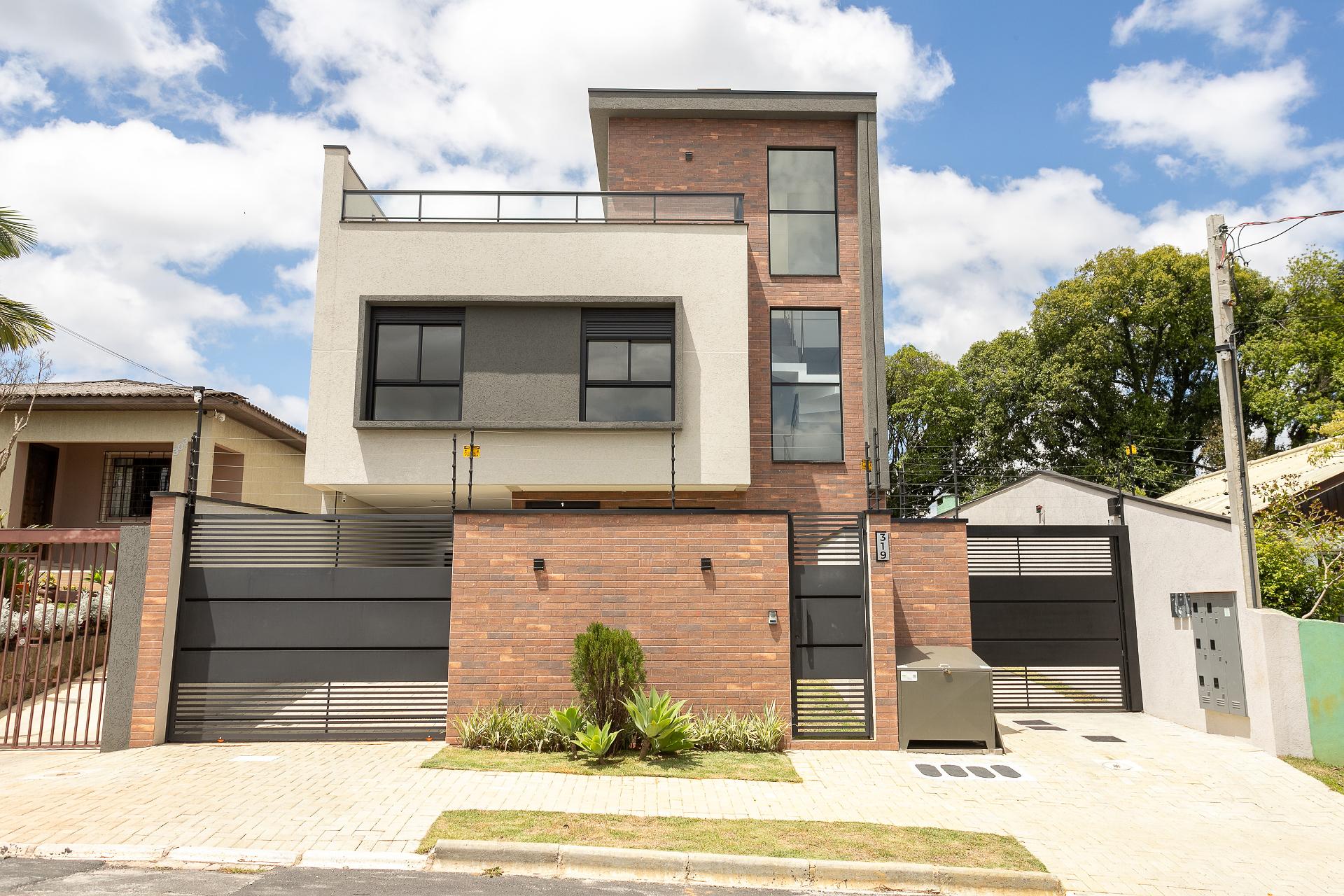 Sobrado Triplex Alto Padrão com Ático e Terraço no Abranches |...
