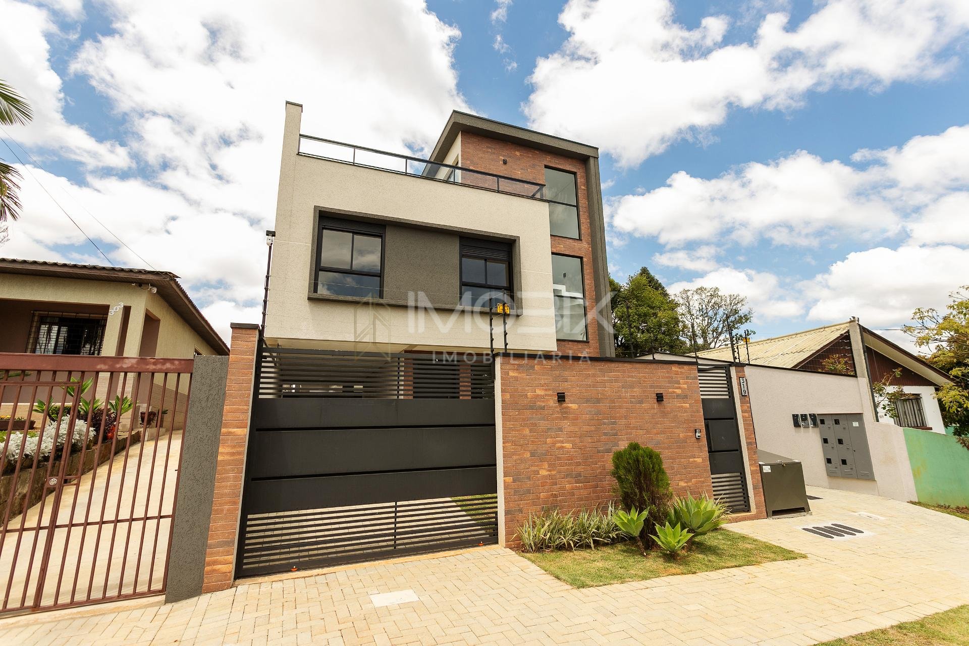 Sobrado Triplex Alto Padrão com Ático e Terraço no Abranches |...
