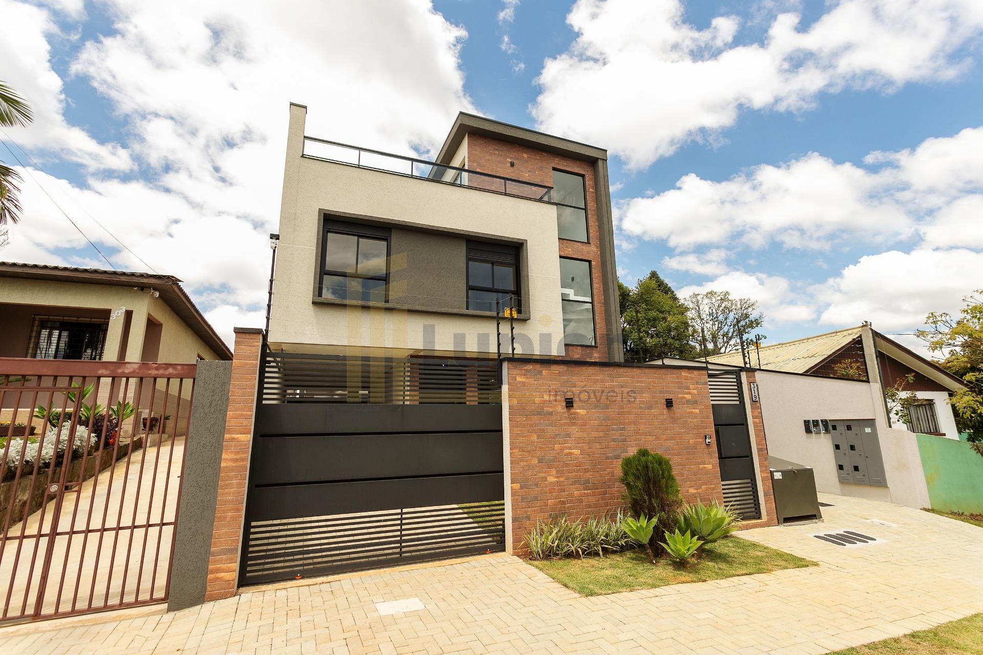 Sobrado Triplex Alto Padrão com Ático e Terraço no Abranches |...