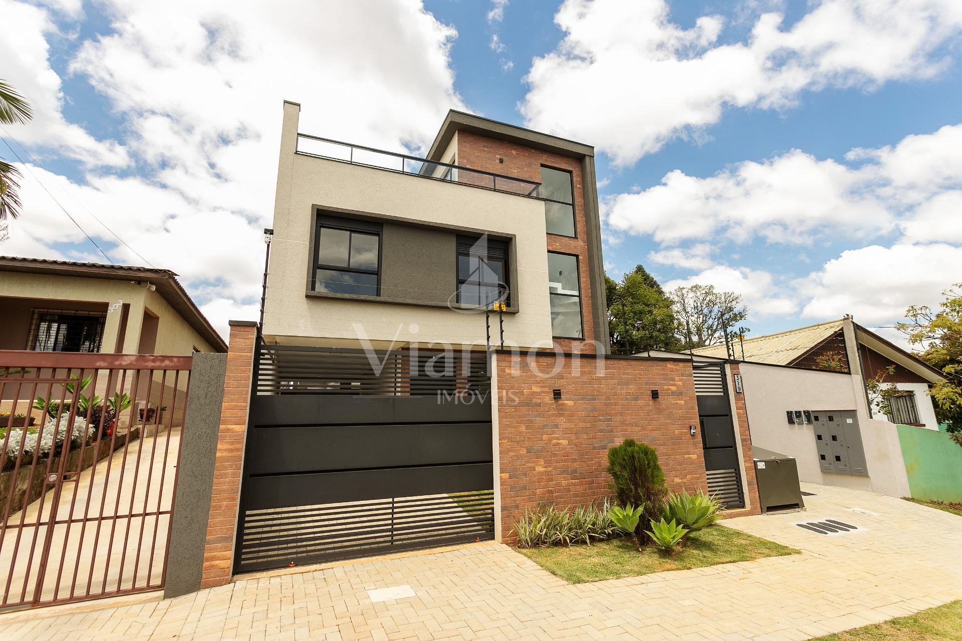 Sobrado Triplex Alto Padrão com Ático e Terraço no Abranches |...