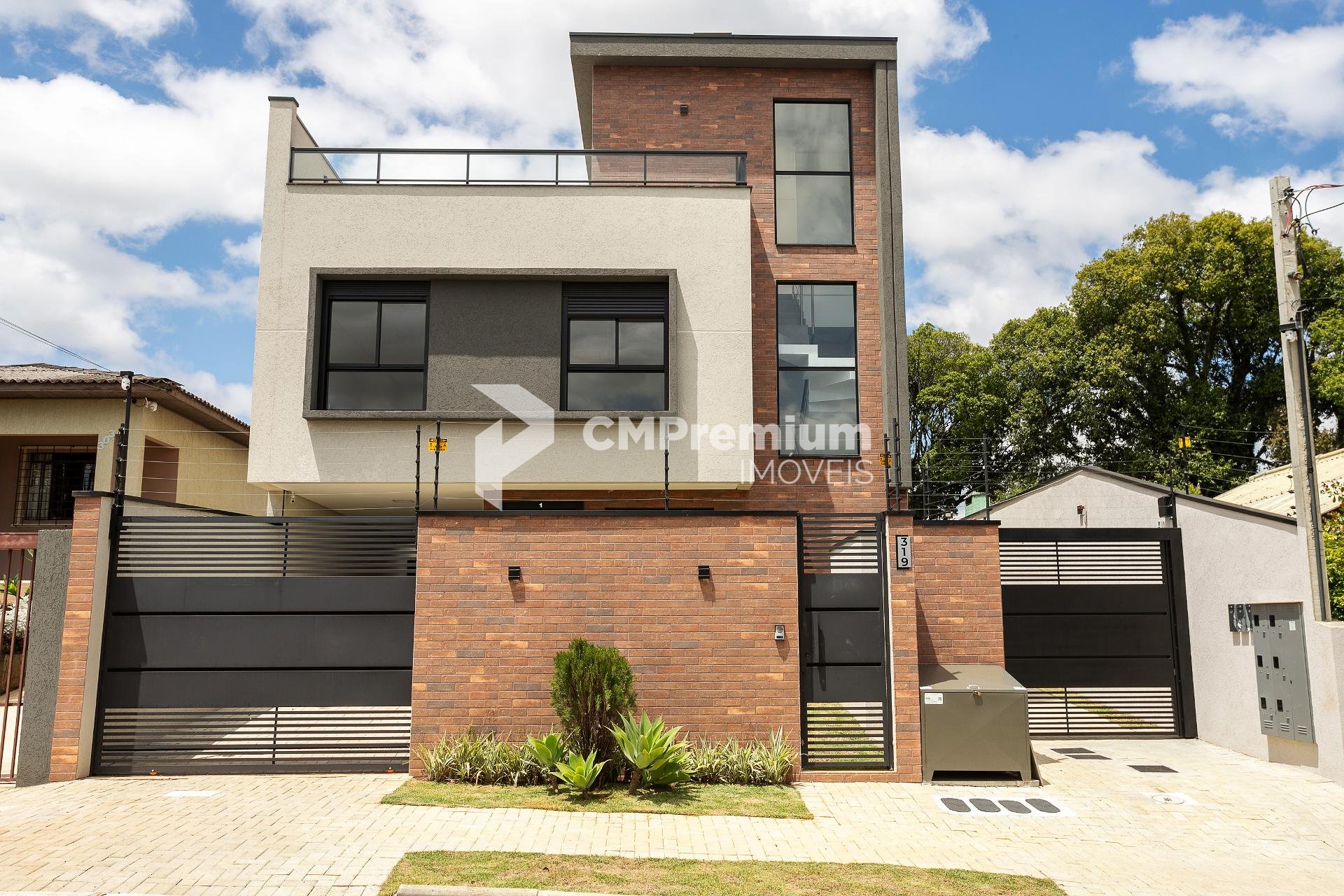 Sobrado Triplex Alto Padrão com Ático e Terraço no Abranches |...