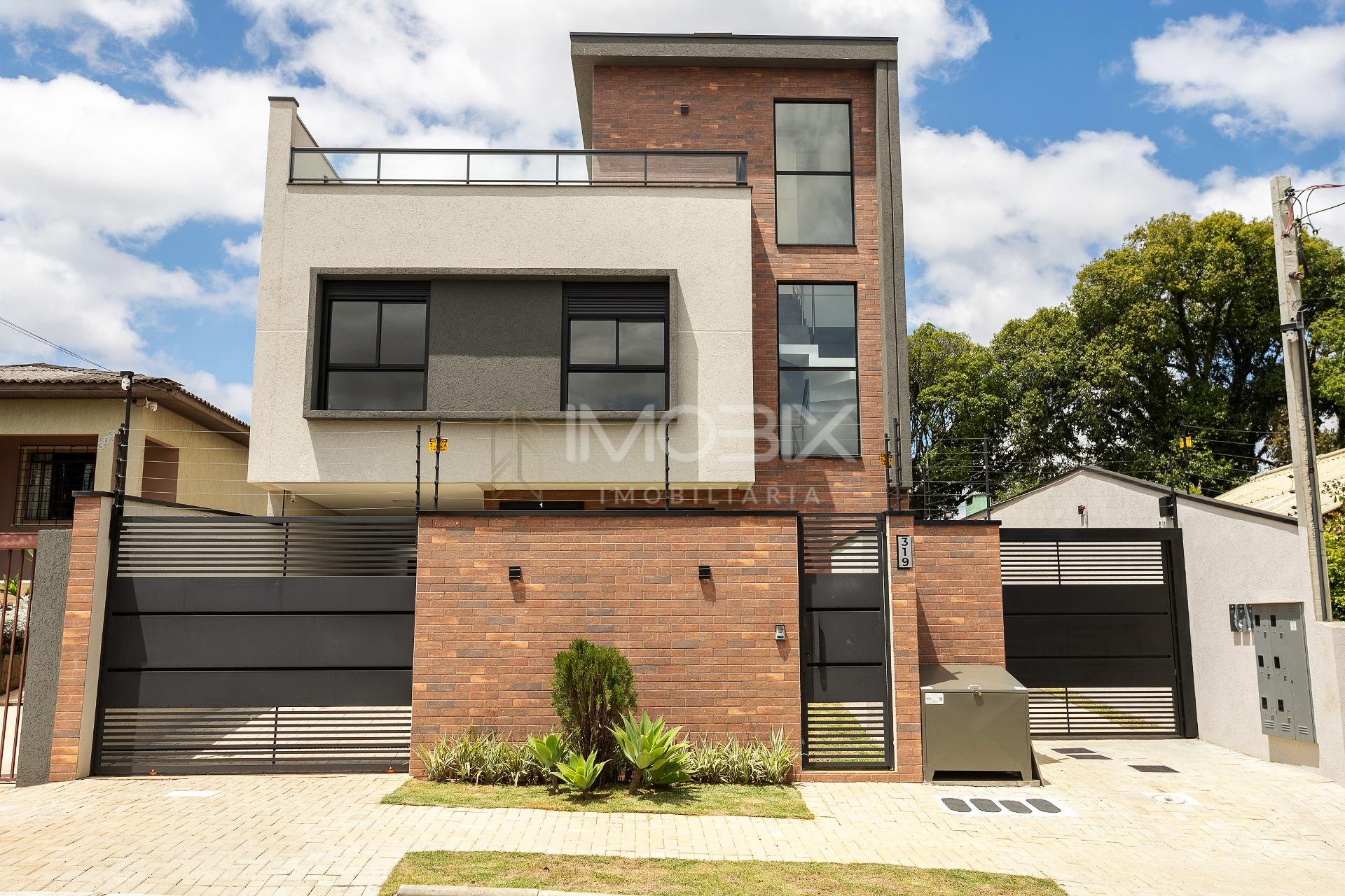 Sobrado Triplex Alto Padrão com Ático e Terraço no Abranches |...