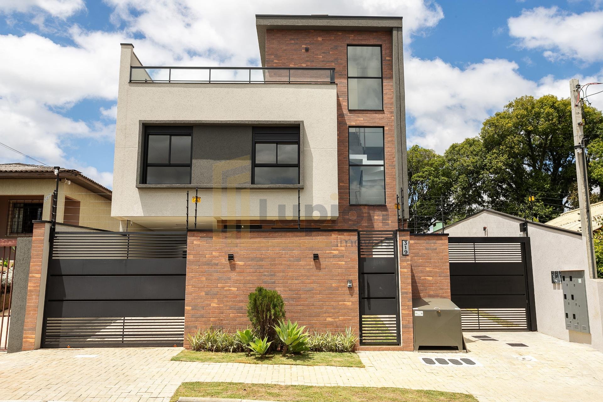 Sobrado Triplex Alto Padrão com Ático e Terraço no Abranches |...