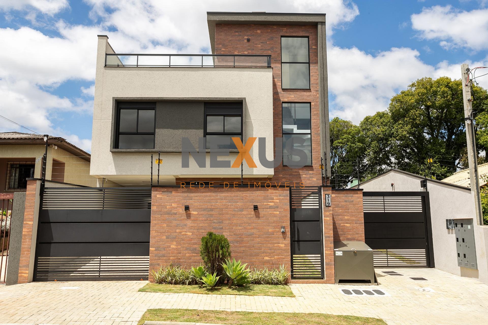 Sobrado Triplex Alto Padrão com Ático e Terraço no Abranches |...