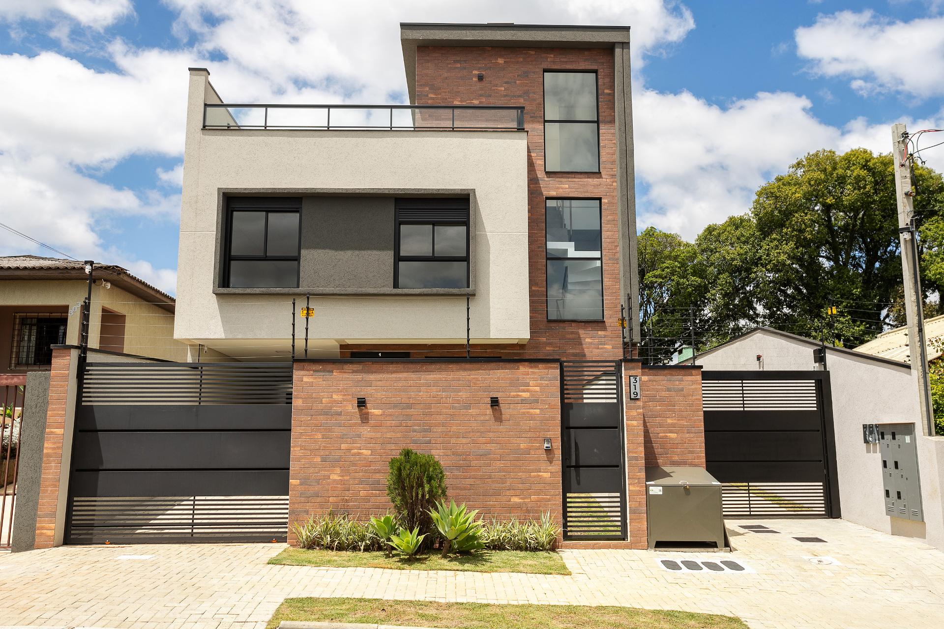 Sobrado Triplex Alto Padrão com Ático e Terraço no Abranches |...